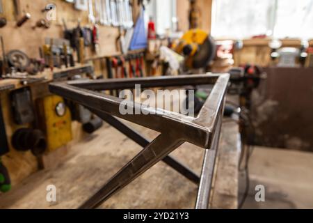 Geometrischer Metallrahmen in einer Werkstatt Stockfoto