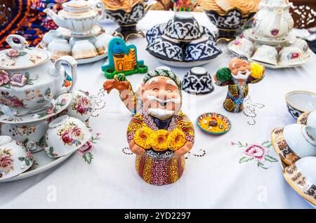 Samara, Russland - 5. Oktober 2019: Ethnische Usbeken Keramik Geschirr auf dem Tisch. Dekorative Keramik mit traditionellen Usbekistan ornament Stockfoto