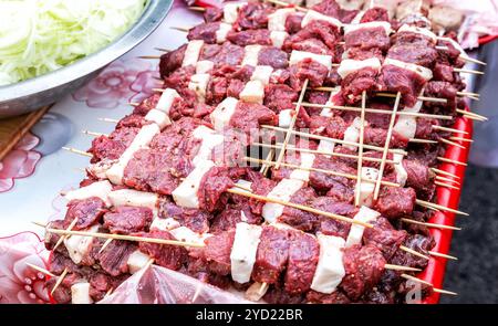 Rohes Fleisch auf Holzspießen bereit zum Kochen Stockfoto