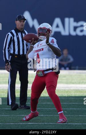 Logan UT, USA. Oktober 2024. Lobos Quarterback Devon Dampier (4) in Aktion das Spiel mit New Mexico Lobos und Utah State fand im Merlin Olson Field in Logan UT statt. David Seelig/Cal Sport Medi. Quelle: csm/Alamy Live News Stockfoto