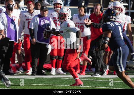 Logan UT, USA. Oktober 2024. Lobos Quarterback Devon Dampier (4) in Aktion das Spiel mit New Mexico Lobos und Utah State fand im Merlin Olson Field in Logan UT statt. David Seelig/Cal Sport Medi. Quelle: csm/Alamy Live News Stockfoto