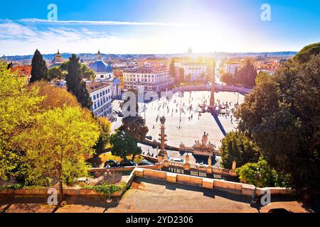 Piazza del Popolo oder Platz der Völker in der ewigen Stadt Rom mit Blick auf den Sonnenbrand Stockfoto