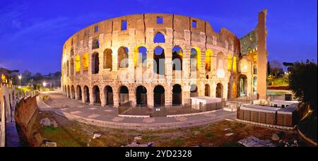 Rom. Panoramablick auf den Colosseum-Platz in Rom Stockfoto