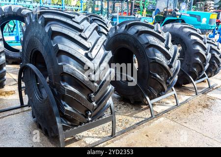 Große Gummiräder für moderne landwirtschaftliche Traktoren Stockfoto