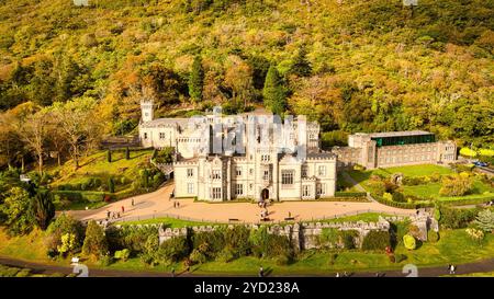 Kylemore Abbey im Connemara National Park in Irland - Ein atemberaubender Panoramablick auf ein rätselhaftes Schloss, umgeben von herrlichem üppigem Grün Stockfoto