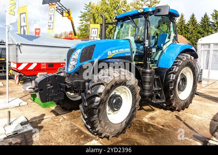 Moderner landwirtschaftlicher Radtraktor New Holland Stockfoto