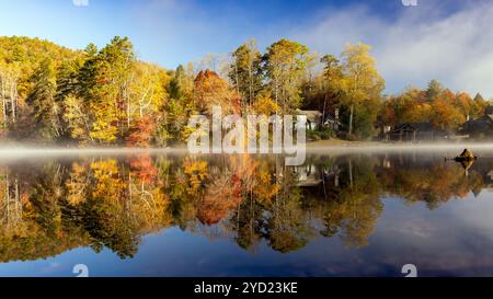 Wunderschöner Herbstmorgen am Straus Lake - Brevard, North Carolina, USA Stockfoto