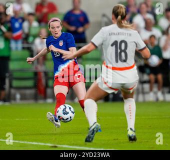 Austin, Texas, USA. Oktober 2024. Die US-amerikanische Mittelfeldspielerin Rose Lavelle (16) verteidigt den Ball als isländischer Verteidiger Guorun Arnardottir (18) während eines internationalen Fußballspiels am 24. Oktober 2024 in Austin, Texas. Die Vereinigten Staaten haben mit 3:1 gewonnen. (Kreditbild: © Scott Coleman/ZUMA Press Wire) NUR REDAKTIONELLE VERWENDUNG! Nicht für kommerzielle ZWECKE! Stockfoto