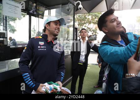 Mexiko-Stadt, Mexiko. Oktober 2024. Der mexikanische Fahrer des Red Bull Rennteams Sergio Perez nimmt an einer Pressekonferenz vor dem Grand prix Rice in Mexiko-Stadt auf der Plaza Carso Teil. Am 22. Oktober 2024 in Mexiko-Stadt. (Foto: Ismael Rosas/Eyepix Group/SIPA USA) Credit: SIPA USA/Alamy Live News Stockfoto