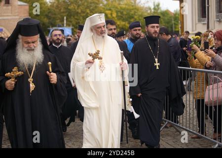 Bukarest, Rumänien. 24. Oktober 2024: Erzbischof Georg von Zypern (L) und Patriarch Daniel von Rumänien (C) nehmen an der Prozession des Heiligen Demetrius des Neuen, des Beschützers von Bukarest, Teil. Quelle: Lucian Alecu/Alamy Live New Stockfoto