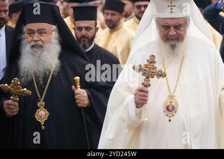 Bukarest, Rumänien. 24. Oktober 2024: Erzbischof Georg von Zypern (L) und Patriarch Daniel von Rumänien (R) nehmen an der Prozession des Heiligen Demetrius des Neuen, des Beschützers von Bukarest, Teil. Quelle: Lucian Alecu/Alamy Live New Stockfoto