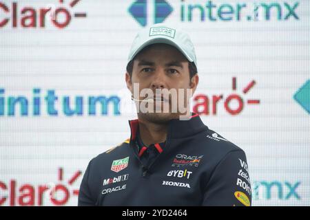 Mexiko-Stadt, Mexiko. Oktober 2024. Der mexikanische Fahrer des Red Bull Rennteams Sergio Perez nimmt an einer Pressekonferenz vor dem Grand prix Rice in Mexiko-Stadt auf der Plaza Carso Teil. Am 22. Oktober 2024 in Mexiko-Stadt. (Foto: Ismael Rosas/Eyepix Group/SIPA USA) Credit: SIPA USA/Alamy Live News Stockfoto