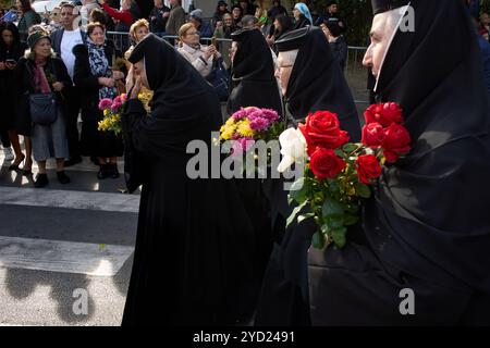 Bukarest, Rumänien. 24. Oktober 2024: Orthodoxe Nonnen während der Prozession des Heiligen Demetrius des Neuen, des Beschützers von Bukarest. Quelle: Lucian Alecu/Alamy Live New Stockfoto