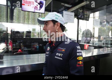 Mexiko-Stadt, Mexiko. Oktober 2024. Der mexikanische Fahrer des Red Bull Rennteams Sergio Perez nimmt an einer Pressekonferenz vor dem Grand prix Rice in Mexiko-Stadt auf der Plaza Carso Teil. Am 22. Oktober 2024 in Mexiko-Stadt. (Foto: Ismael Rosas/Eyepix Group/SIPA USA) Credit: SIPA USA/Alamy Live News Stockfoto