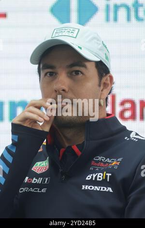 Mexiko-Stadt, Mexiko. Oktober 2024. Der mexikanische Fahrer des Red Bull Rennteams Sergio Perez nimmt an einer Pressekonferenz vor dem Grand prix Rice in Mexiko-Stadt auf der Plaza Carso Teil. Am 22. Oktober 2024 in Mexiko-Stadt. (Foto: Ismael Rosas/Eyepix Group/SIPA USA) Credit: SIPA USA/Alamy Live News Stockfoto