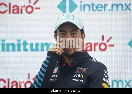 Mexiko-Stadt, Mexiko. Oktober 2024. Der mexikanische Fahrer des Red Bull Rennteams Sergio Perez nimmt an einer Pressekonferenz vor dem Grand prix Rice in Mexiko-Stadt auf der Plaza Carso Teil. Am 22. Oktober 2024 in Mexiko-Stadt. (Foto: Ismael Rosas/Eyepix Group/SIPA USA) Credit: SIPA USA/Alamy Live News Stockfoto