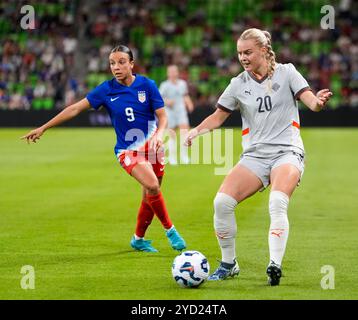 Austin, Texas, USA. Oktober 2024. Der isländische Verteidiger Guony Arnadottir (20) kämpft gegen den US-Stürmer Mallory Swanson (9) während eines internationalen Fußballspiels am 24. Oktober 2024 in Austin, Texas. Die Vereinigten Staaten haben mit 3:1 gewonnen. (Kreditbild: © Scott Coleman/ZUMA Press Wire) NUR REDAKTIONELLE VERWENDUNG! Nicht für kommerzielle ZWECKE! Stockfoto