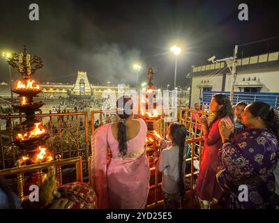 Religion & glaube Tirumala der reichste Tempel der Welt ist ein spiritueller Ort im Bezirk Tirupati im indischen Bundesstaat Andhra Pradesh. Es ist eines der Viertel der Stadt Tirupati. Die Stadt ist Teil der Stadtentwicklungsbehörde Tirupati und befindet sich im Stadtmandal der Tirupati-Steuerabteilung. 4 die Stadt ist rein vegetarisch. Es ist eine Bergstadt, in der sich der Tirumala Venkateswara Tempel befindet, ein beliebter Schrein von Vishnu. Vishnu galt hier mit seiner vollen Macht, wie in Vaikuntha, und so wurde der Ort auch Bhuloka Vaikuntha genannt. Lakhs von Devotees AR Stockfoto