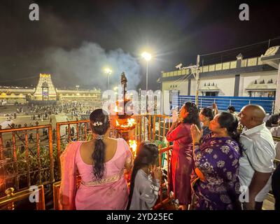 Religion & glaube Tirumala der reichste Tempel der Welt ist ein spiritueller Ort im Bezirk Tirupati im indischen Bundesstaat Andhra Pradesh. Es ist eines der Viertel der Stadt Tirupati. Die Stadt ist Teil der Stadtentwicklungsbehörde Tirupati und befindet sich im Stadtmandal der Tirupati-Steuerabteilung. 4 die Stadt ist rein vegetarisch. Es ist eine Bergstadt, in der sich der Tirumala Venkateswara Tempel befindet, ein beliebter Schrein von Vishnu. Vishnu galt hier mit seiner vollen Macht, wie in Vaikuntha, und so wurde der Ort auch Bhuloka Vaikuntha genannt. Lakhs von Devotees AR Stockfoto