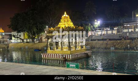 Religion & glaube Tirumala der reichste Tempel der Welt ist ein spiritueller Ort im Bezirk Tirupati im indischen Bundesstaat Andhra Pradesh. Es ist eines der Viertel der Stadt Tirupati. Die Stadt ist Teil der Stadtentwicklungsbehörde Tirupati und befindet sich im Stadtmandal der Tirupati-Steuerabteilung. 4 die Stadt ist rein vegetarisch. Es ist eine Bergstadt, in der sich der Tirumala Venkateswara Tempel befindet, ein beliebter Schrein von Vishnu. Vishnu galt hier mit seiner vollen Macht, wie in Vaikuntha, und so wurde der Ort auch Bhuloka Vaikuntha genannt. Lakhs von Devotees AR Stockfoto