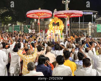 Religion & glaube Tirumala der reichste Tempel der Welt ist ein spiritueller Ort im Bezirk Tirupati im indischen Bundesstaat Andhra Pradesh. Es ist eines der Viertel der Stadt Tirupati. Die Stadt ist Teil der Stadtentwicklungsbehörde Tirupati und befindet sich im Stadtmandal der Tirupati-Steuerabteilung. 4 die Stadt ist rein vegetarisch. Es ist eine Bergstadt, in der sich der Tirumala Venkateswara Tempel befindet, ein beliebter Schrein von Vishnu. Vishnu galt hier mit seiner vollen Macht, wie in Vaikuntha, und so wurde der Ort auch Bhuloka Vaikuntha genannt. Lakhs von Devotees AR Stockfoto