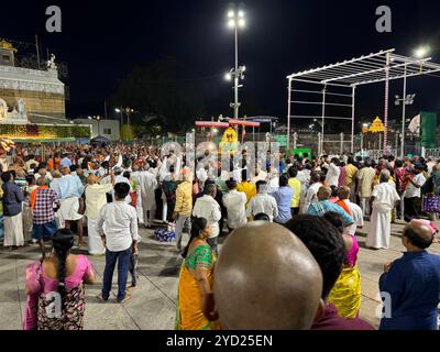 Religion & glaube Tirumala der reichste Tempel der Welt ist ein spiritueller Ort im Bezirk Tirupati im indischen Bundesstaat Andhra Pradesh. Es ist eines der Viertel der Stadt Tirupati. Die Stadt ist Teil der Stadtentwicklungsbehörde Tirupati und befindet sich im Stadtmandal der Tirupati-Steuerabteilung. 4 die Stadt ist rein vegetarisch. Es ist eine Bergstadt, in der sich der Tirumala Venkateswara Tempel befindet, ein beliebter Schrein von Vishnu. Vishnu galt hier mit seiner vollen Macht, wie in Vaikuntha, und so wurde der Ort auch Bhuloka Vaikuntha genannt. Lakhs von Devotees AR Stockfoto