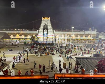 Religion & glaube Tirumala der reichste Tempel der Welt ist ein spiritueller Ort im Bezirk Tirupati im indischen Bundesstaat Andhra Pradesh. Es ist eines der Viertel der Stadt Tirupati. Die Stadt ist Teil der Stadtentwicklungsbehörde Tirupati und befindet sich im Stadtmandal der Tirupati-Steuerabteilung. 4 die Stadt ist rein vegetarisch. Es ist eine Bergstadt, in der sich der Tirumala Venkateswara Tempel befindet, ein beliebter Schrein von Vishnu. Vishnu galt hier mit seiner vollen Macht, wie in Vaikuntha, und so wurde der Ort auch Bhuloka Vaikuntha genannt. Lakhs von Devotees AR Stockfoto