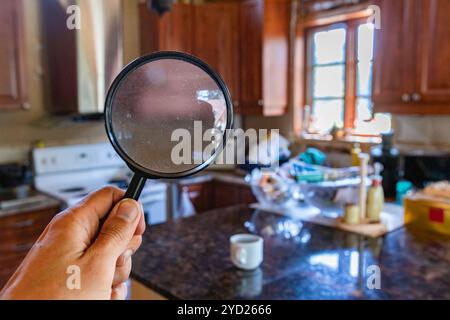 Suche in der Familienküche mit einer Lupe in der First-Person-Ansicht FPV, während einer Umfrage zur Umweltqualität zu Hause mit Platz für Text. Stockfoto