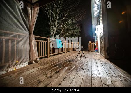 Hinterhofterrasse bei Nacht beleuchtet. Stockfoto