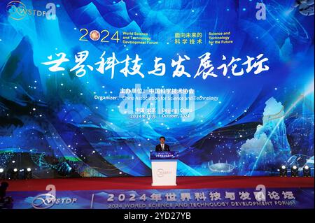 He Jun, Vizepräsident der China Association for Science and Technology.Peking, China.22. Oktober 2024. Unter dem Motto „Wissenschaft und Technologie für die Zukunft“ startet am 22. Oktober 2024 in Peking das von der China Association for Science and Technology gesponserte World Science and Technology Development Forum 2024. Quelle: Sun Zifa/China News Service/Alamy Live News Stockfoto