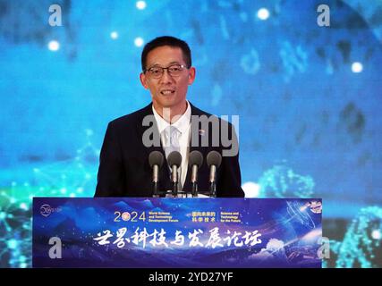 Shi Yigong, Vizepräsident der China Association for Science and Technology und Präsident der Westlake University, leitet den Keynote-Speech-Abschnitt der Eröffnungszeremonie. Peking, China. 22. Oktober 2024. Unter dem Motto „Wissenschaft und Technologie für die Zukunft“ startet am 22. Oktober 2024 in Peking das von der China Association for Science and Technology gesponserte World Science and Technology Development Forum 2024. Quelle: Sun Zifa/China News Service/Alamy Live News Stockfoto