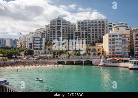 Balluta Bay Beach in Sliema und St. Julians auf Malta Panoramablick Stockfoto