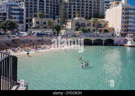 Balluta Bay Beach in Sliema und St. Julians auf Malta Panoramablick Stockfoto