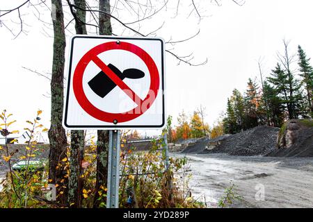 Vor einer Baustelle darf kein weißes und rotes Straßenschild verstreut werden Stockfoto