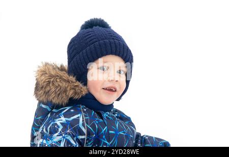 Kleiner Junge auf einem Spaziergang im Park im Winter. Winterpark. Ein Junge in Winteranzügen. Schnee im Park. Stockfoto