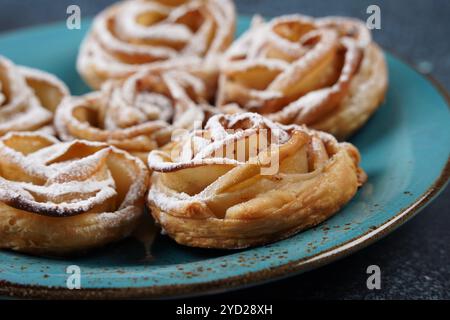 Apfelgebäck in Rosenform mit Zimt und Shugar-Pulver Stockfoto