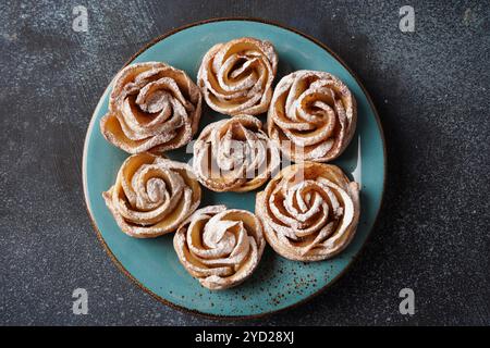 Apfelgebäck in Rosenform mit Zimt und Shugar-Pulver Stockfoto