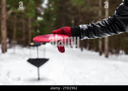 Mann spielt Frizbee Golf Stockfoto
