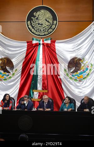 Nicht exklusiv: Der Gouverneur des Bundesstaates Sinaloa, Ruben Rocha, während seines Besuchs auf dem mexikanischen Kongress im Rahmen seiner Arbeitstour, begleitet von Co Stockfoto