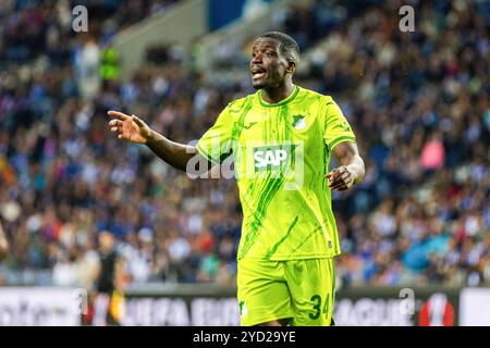 Porto, Portugal. Oktober 2024. Stanley Nsoki von TSG 1899 Hoffenheim gibt nach dem Spiel der UEFA Europa League 2024/25 League Phase MD3 zwischen dem FC Porto und TSG 1899 Hoffenheim in Estadio do Dragao Gesten. Endpunktzahl: FC Porto 2:0 TSG 1899 Hoffenheim (Foto: Diogo Baptista/SOPA Images/SIPA USA) Credit: SIPA USA/Alamy Live News Stockfoto