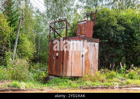 Alte Umspannstation für Spannungswandler im Dorf Stockfoto