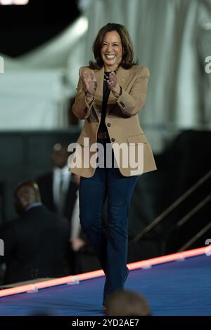 Atlanta, Georgia, USA. Oktober 2024. Vizepräsidentin Kamala Harris geht am 24. Oktober 2024 auf die Bühne ihrer Harris Walz Campaign Rally in Atlanta, Georgia. (Kreditbild: © Christopher Oquendo/ZUMA Press Wire) NUR REDAKTIONELLE VERWENDUNG! Nicht für kommerzielle ZWECKE! Stockfoto