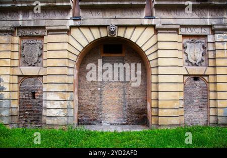 Foto eines alten Stadttors, eingebettet in historische Mauern, mit alter Architektur und Charme Stockfoto