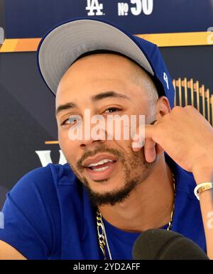 Los Angeles, Usa. Oktober 2024. Die Los Angeles Dodgers Right Fielder Mookie Betts spricht am 24. Oktober 2024 im Dodger Stadium in Los Angeles während des Workouts vor Spiel 1 der World Series 2024 in Los Angeles Foto von Jim Ruymen/UPI Credit: UPI/Alamy Live News Stockfoto