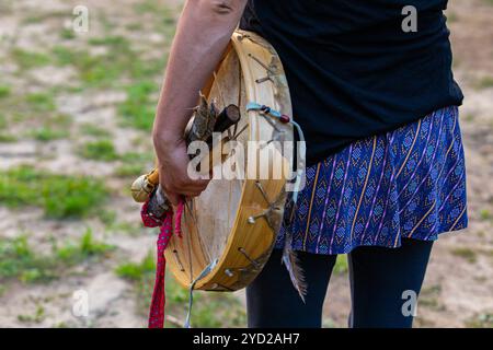 Frau mit schamanischer Rahmentrommel Stockfoto