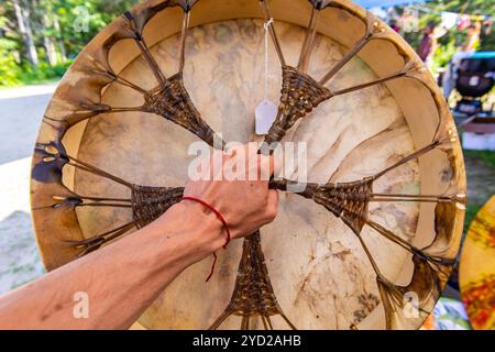 Nahaufnahme einer Hand mit einer bunten Trommel Stockfoto