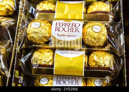 Samara, Russland - 26. September 2019: Ferrero Rocher Schokolade auf Lager Regal Stockfoto