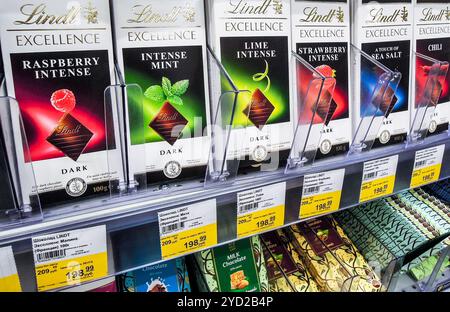 Samara, Russland - September 26, 2019: Verschiedene frische Lindt Schokolade zum Verkauf bereit auf den Regalen im Supermarkt Stockfoto