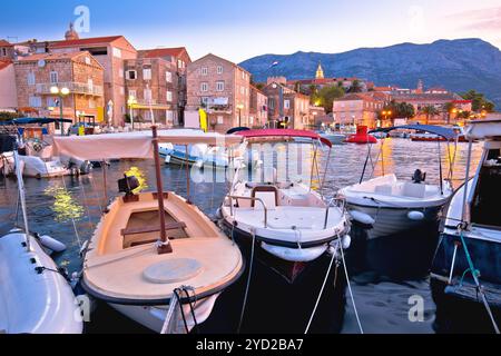 Stadt Korcula Küste und Hafen bunter Blick auf die Dämmerung, Stockfoto