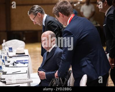 Neu Delhi, Indien. Oktober 2024. Bundeskanzler OLAF Scholz (SPD) sitzt zusammen mit Mitgliedern der deutschen Wirtschaftsdelegation in Neu-Delhi. Das Motto der siebten indisch-deutschen Regierungskonsultationen lautet: "Gemeinsam mit Innovation, Mobilität und Nachhaltigkeit wachsen". Quelle: Hannes P. Albert/dpa/Alamy Live News Stockfoto
